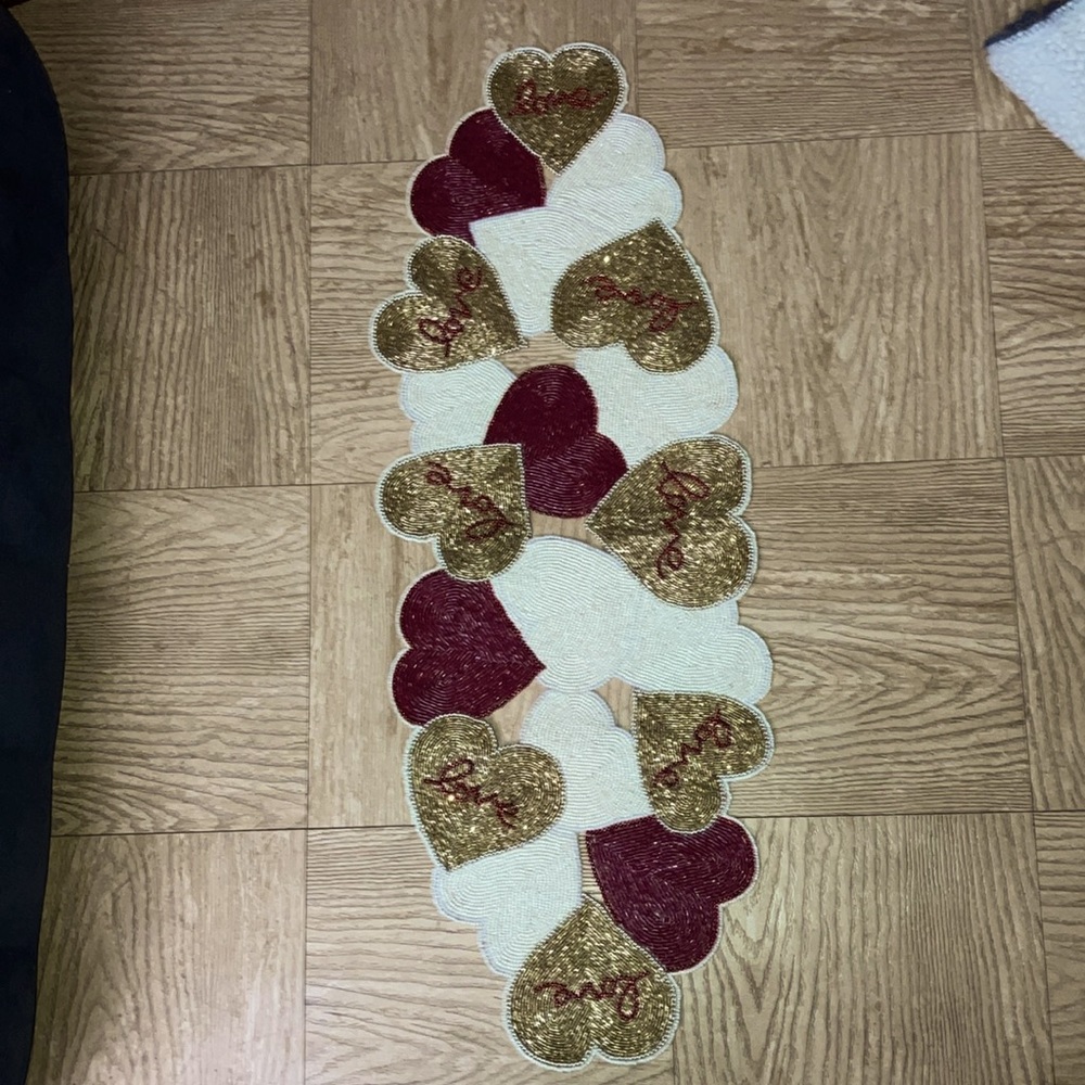 ISAAC MIZRAHI NEW YORK  ❤️Love❤️ Heart Beaded Table Centerpiece